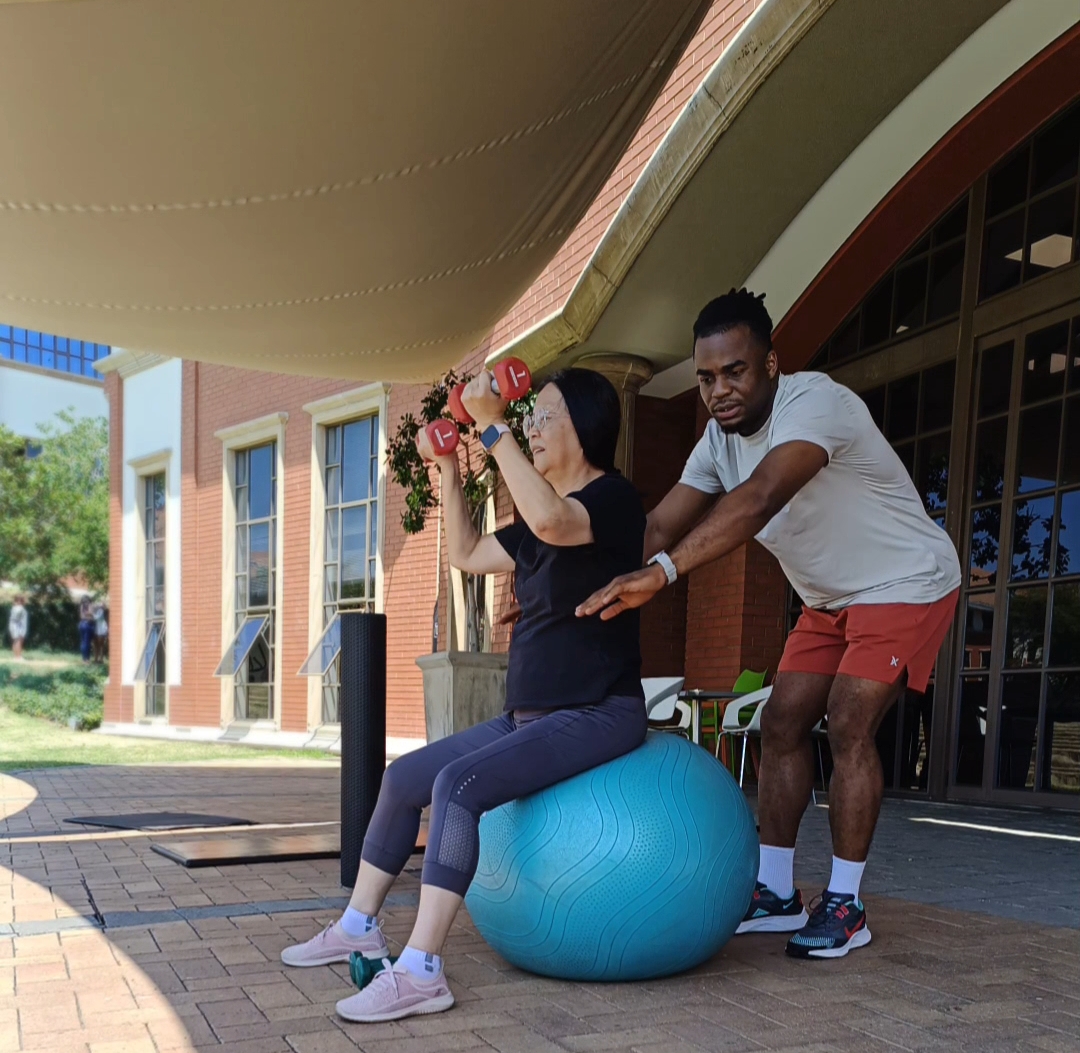 Personal trainer working with client